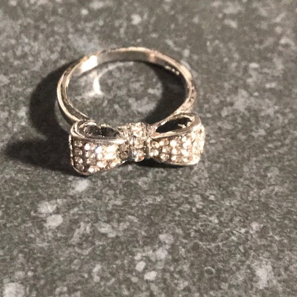 Bow Tie Ring size 8.  J11 - Picture 2 of 2
